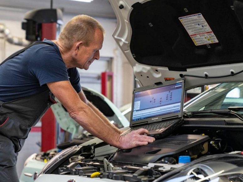 Mechaniker von Autohaus Anders TOP Markenspezialist für Renault und Dacia führt eine HU/AU an einem Auto durch.