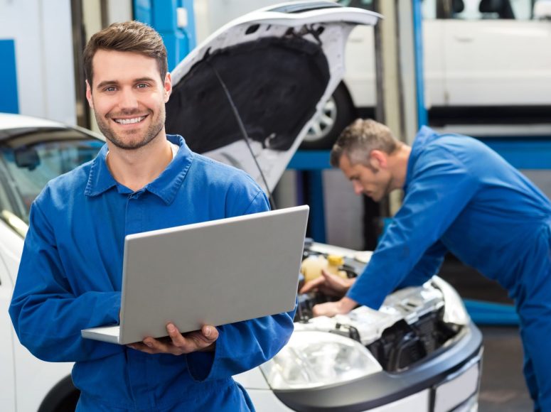 zwei Mechaniker, die die Reparatur und Wartung durchführen bei TOP Markenspezialist Autohaus Anders, Spezialist für Renault und Dacia in Umgebung Dresden