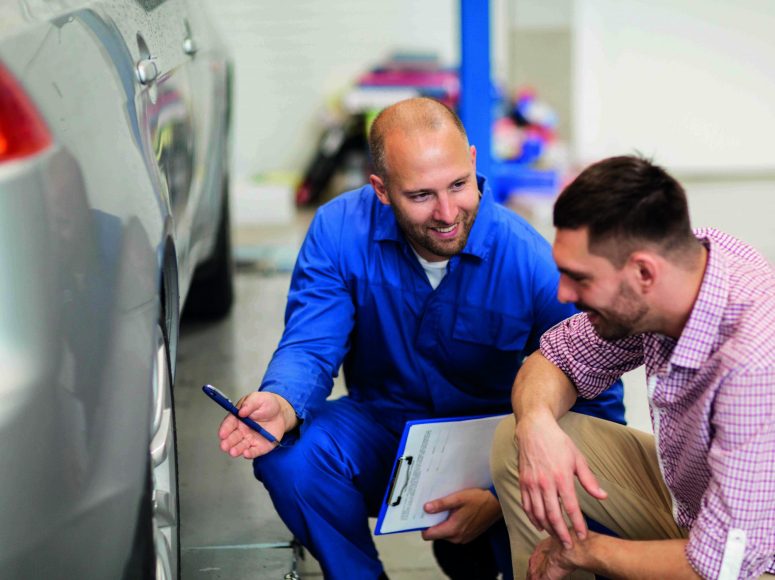 Mechaniker und Kunden besprechen Herstellergarantie beibehalten bei TOP Markenspezialist Autohaus Anders. Spezialist für Renault und Dacia