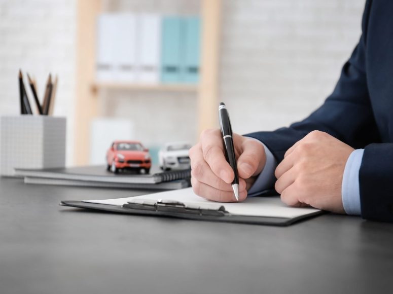 Kunde von Autohaus Anders TOP Markenspezialist für Renault und Dacia unterzeichnet eine Neuwagen-Vollmacht.